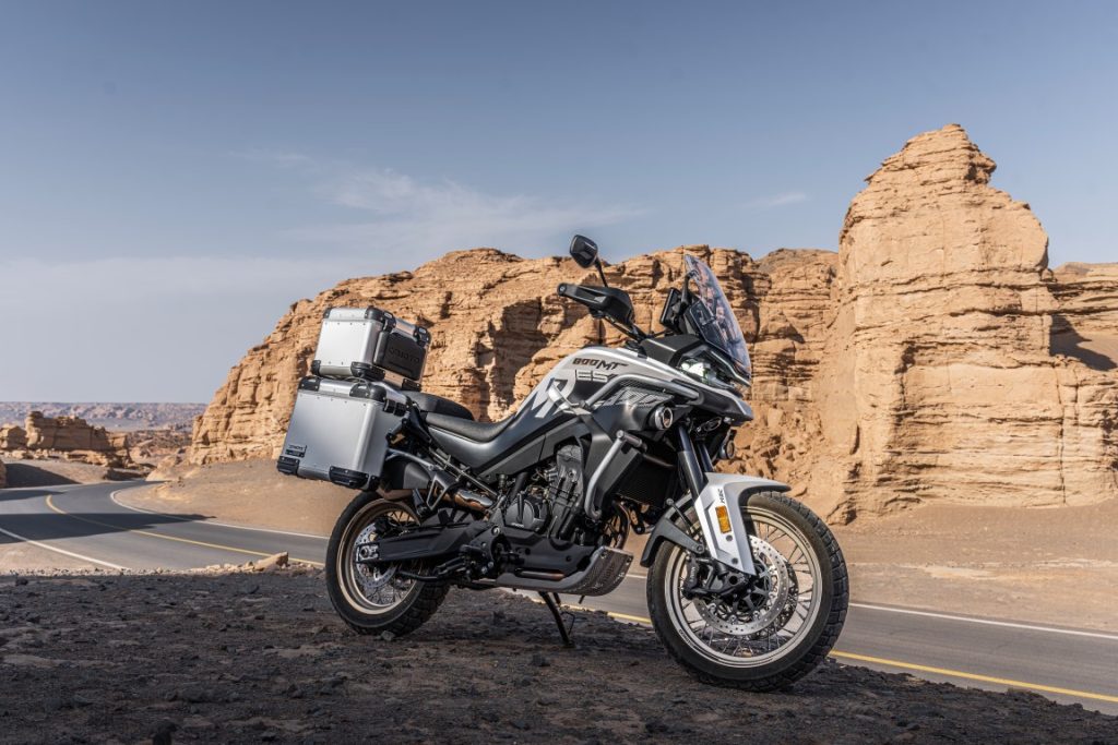 CFMOTO 800MT ES em estrada sinuosa, mostrando sua suspensão eletrônica inteligente e design robusto de moto adventure touring pronta para longas viagens.