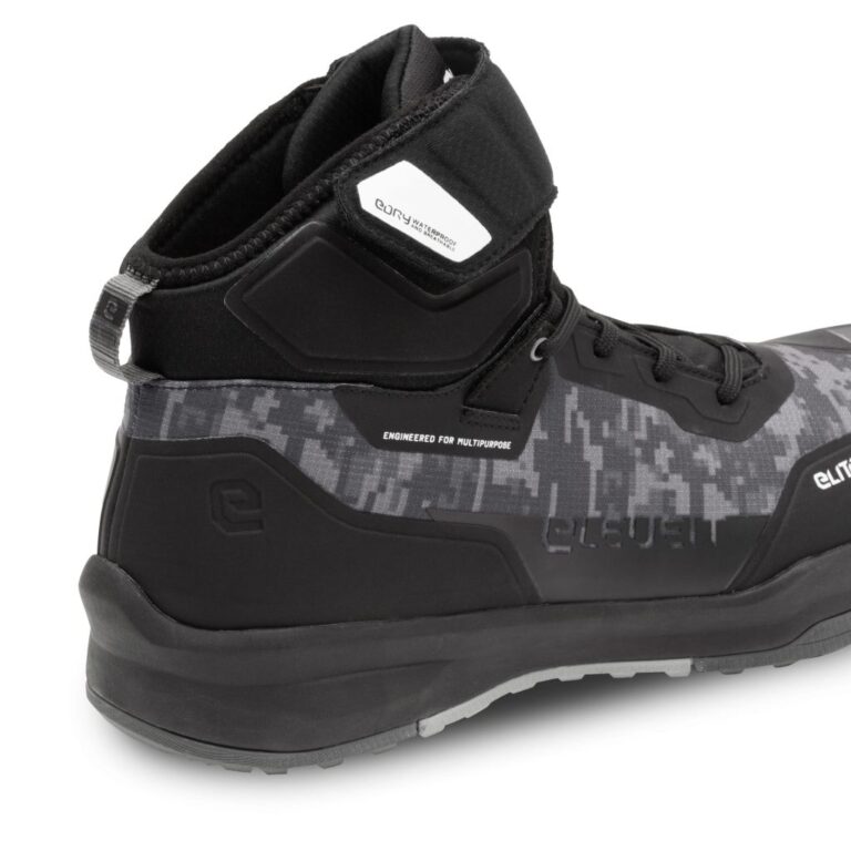 Par de botas Eleveit Stratos E-Dry na cor Black/Camo, apresentando um padrão de camuflagem pixelizado e design moderno, com detalhes de proteção visíveis e solado robusto.