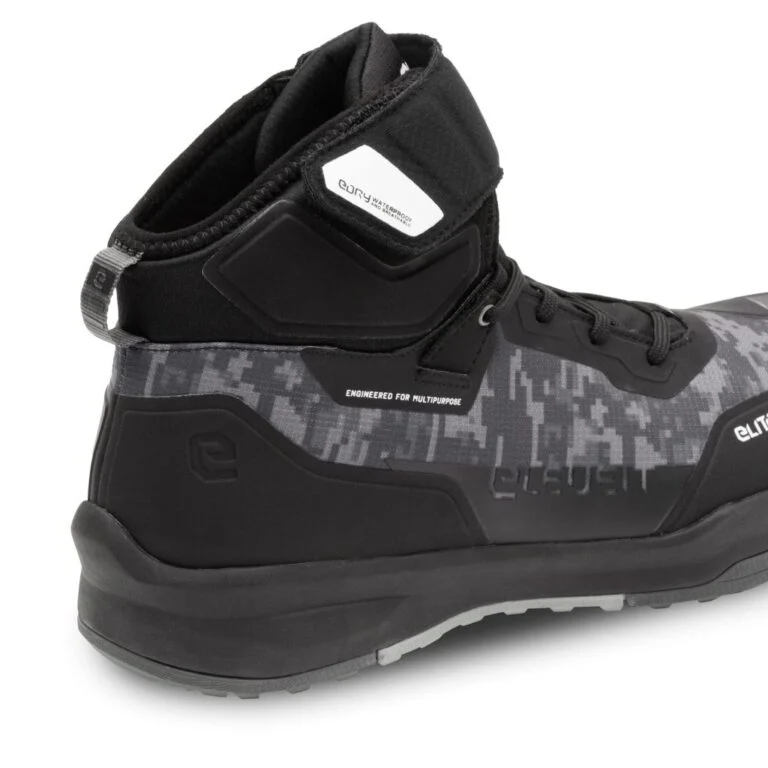 Par de botas Eleveit Stratos E-Dry na cor Black/Camo, apresentando um padrão de camuflagem pixelizado e design moderno, com detalhes de proteção visíveis e solado robusto.