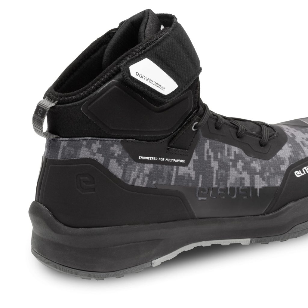 Par de botas Eleveit Stratos E-Dry na cor Black/Camo, apresentando um padrão de camuflagem pixelizado e design moderno, com detalhes de proteção visíveis e solado robusto.