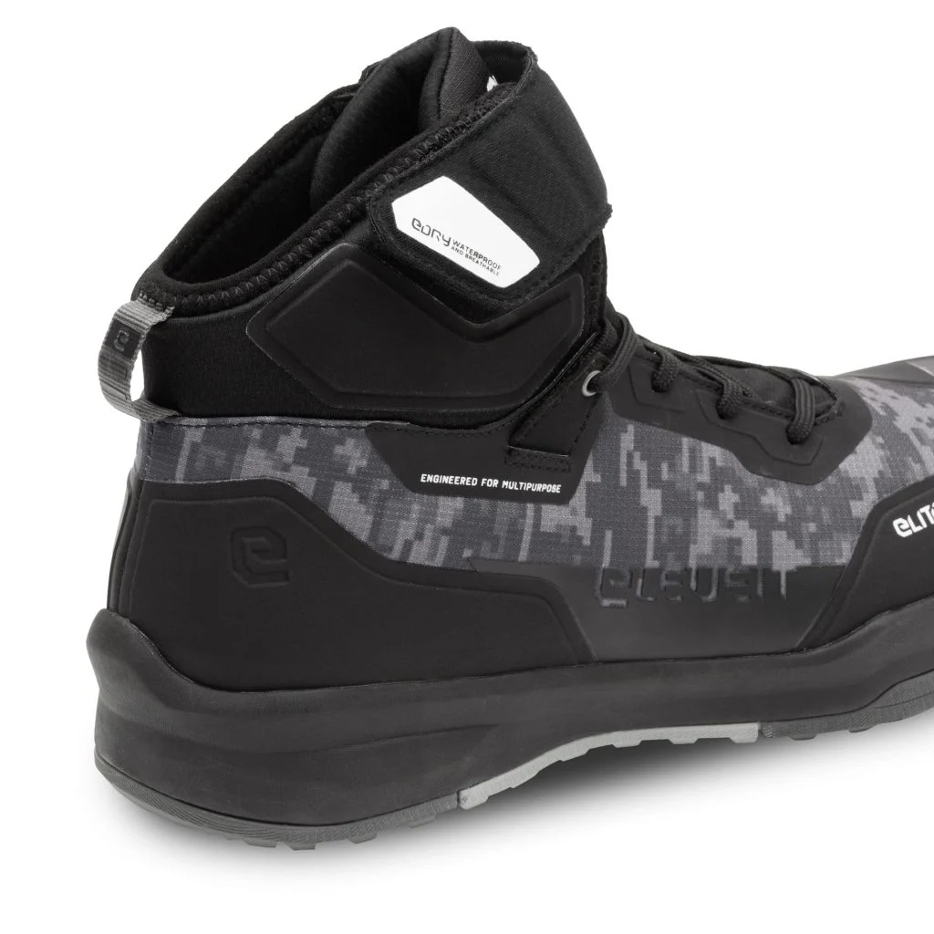 Par de botas Eleveit Stratos E-Dry na cor Black/Camo, apresentando um padrão de camuflagem pixelizado e design moderno, com detalhes de proteção visíveis e solado robusto.