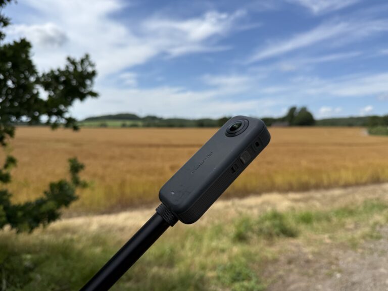 Câmera de ação Akaso 360 montada em um capacete de motocicleta, capturando uma vista panorâmica da estrada, demonstrando sua capacidade de gravação imersiva para motociclistas.