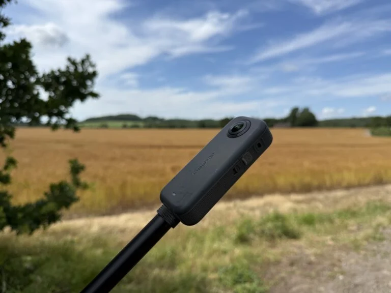 Câmera de ação Akaso 360 montada em um capacete de motocicleta, capturando uma vista panorâmica da estrada, demonstrando sua capacidade de gravação imersiva para motociclistas.
