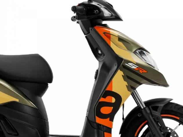 Duas scooters Aprilia SR 125 e SR 175 Tribute Edition em uma estrada indiana, exibindo a nova pintura camuflada exclusiva com detalhes em verde militar e preto, pneus esportivos e design moderno.