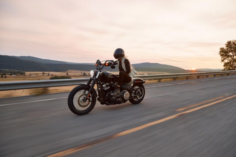 Viagem de moto por estrada sinuosa em montanhas