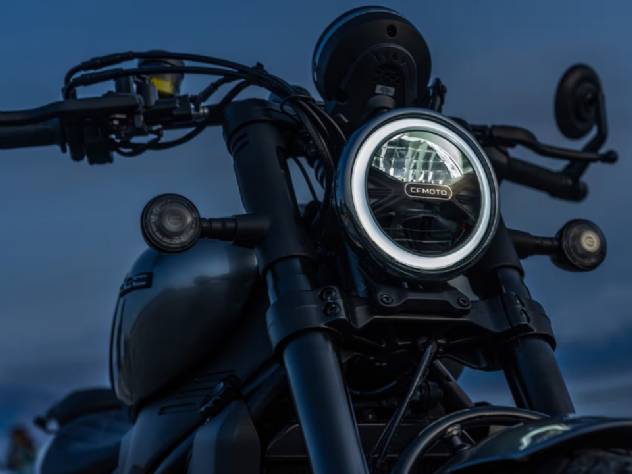 Imagem de destaque da nova motocicleta custom CF Moto 550 CL-C, exibindo seu design clássico e moderno, com detalhes do motor e acabamento cromado sob a luz do sol.