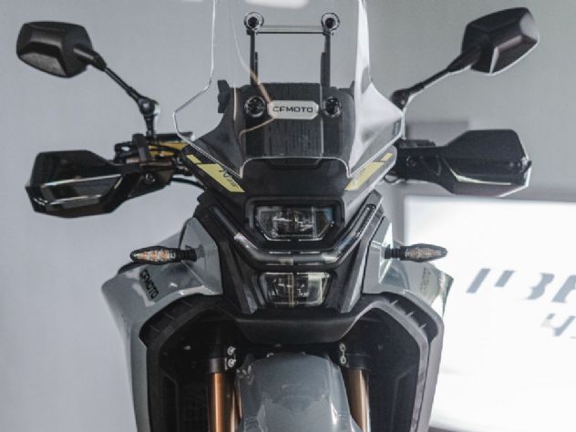 Motocicletas CFMoto alinhadas em uma concessionária no Brasil, com destaque para um modelo esportivo e outro adventure, simbolizando a chegada e expansão da marca no mercado nacional.