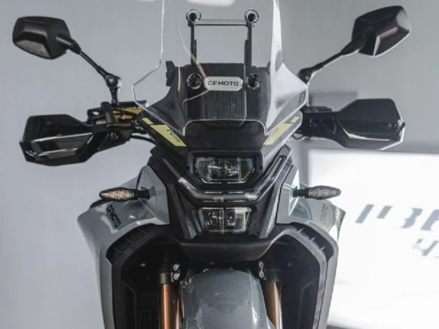 Motocicletas CFMoto alinhadas em uma concessionária no Brasil, com destaque para um modelo esportivo e outro adventure, simbolizando a chegada e expansão da marca no mercado nacional.
