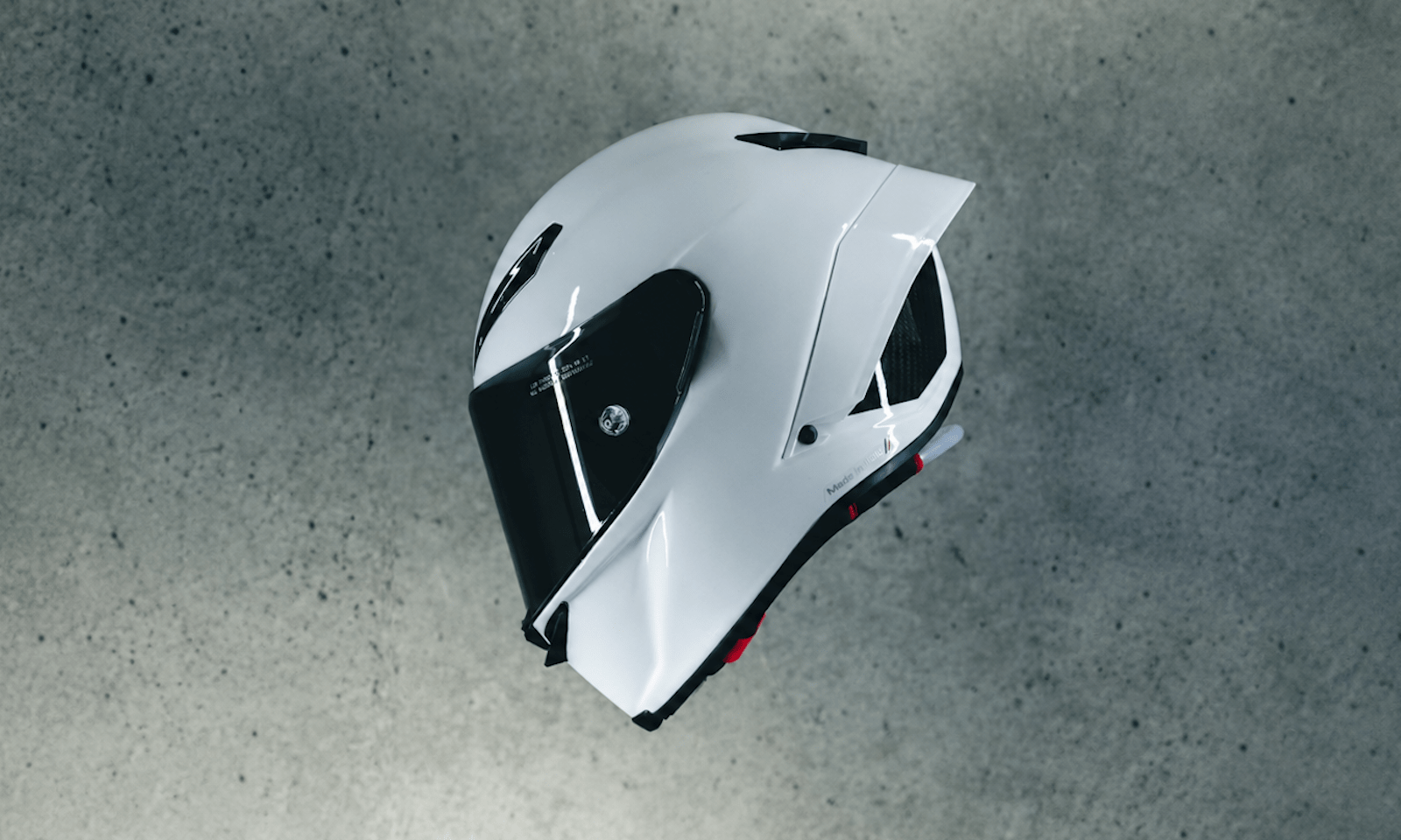 Capacete AGV Pista GP RR Mono Branco, um modelo de alta performance com design elegante e construção em fibra de carbono, ideal para pilotos que buscam a tecnologia da MotoGP.