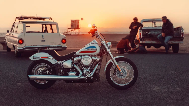 Harley-Davidson Super Glide de edição limitada, uma motocicleta custom clássica em tons escuros e cromados, exibindo seu design atemporal e o motor V-Twin icônico, pronta para o lançamento exclusivo no mercado americano.