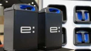 Detalhe de uma bateria de estado sólido em laboratório, com componentes compactos e eletrodos visíveis, ilustrando a tecnologia avançada que promete revolucionar os veículos elétricos da Honda.