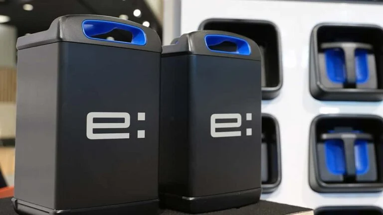 Detalhe de uma bateria de estado sólido em laboratório, com componentes compactos e eletrodos visíveis, ilustrando a tecnologia avançada que promete revolucionar os veículos elétricos da Honda.