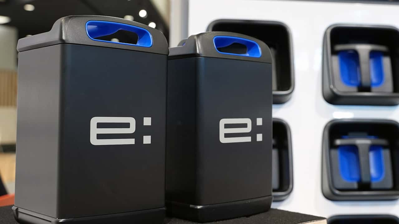 Detalhe de uma bateria de estado sólido em laboratório, com componentes compactos e eletrodos visíveis, ilustrando a tecnologia avançada que promete revolucionar os veículos elétricos da Honda.