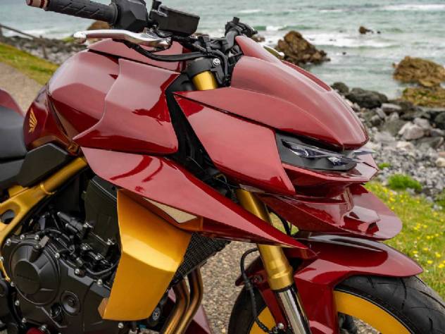 Dez versões customizadas da Honda Hornet e Transalp exibidas na Europa, incluindo um triciclo futurista, destacando a inovação e o design radical dos projetos.