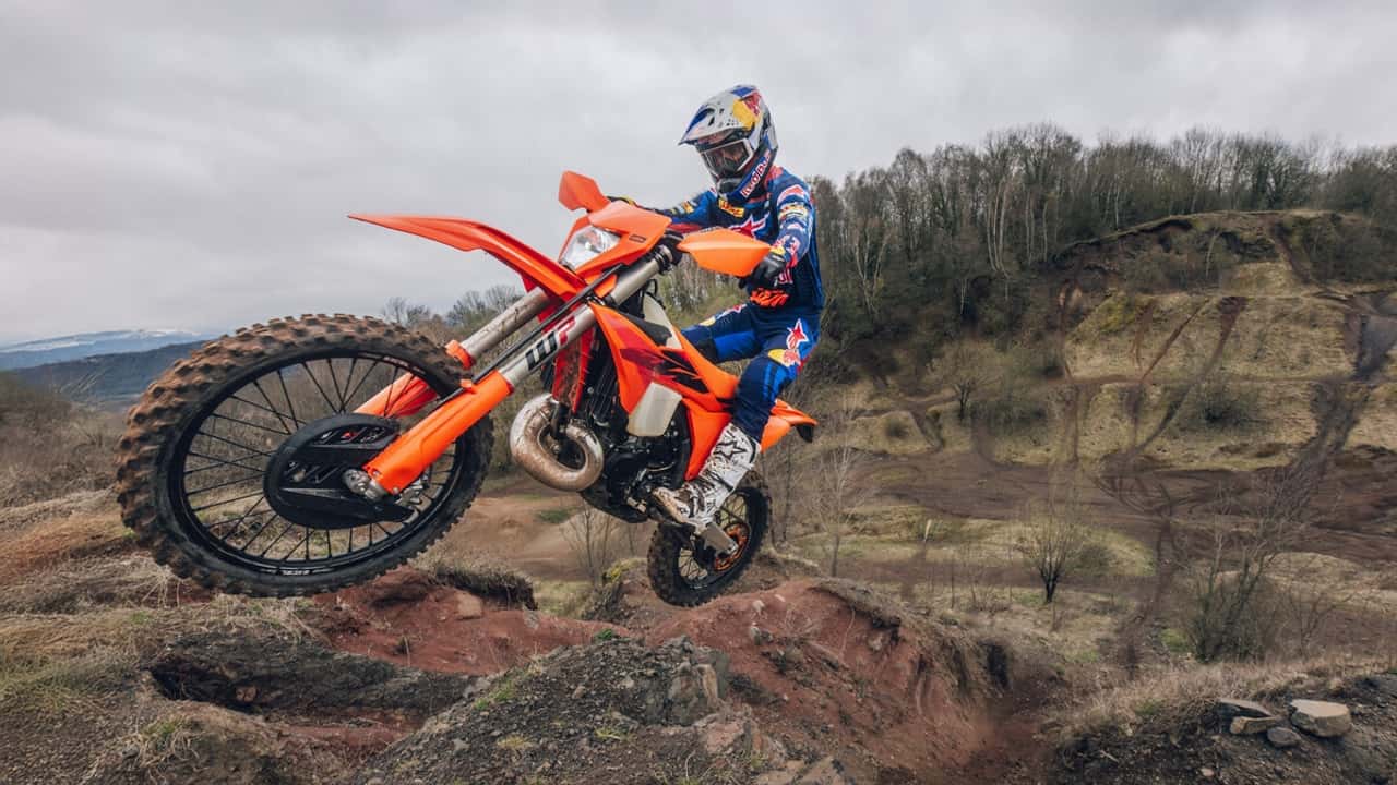 Linha de motocicletas KTM Enduro 2027 em destaque, mostrando um design agressivo e preparado para os mais diversos desafios off-road em trilhas e competições.