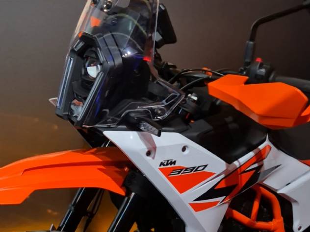 Linha de montagem de motocicletas KTM com o logotipo da Bajaj em destaque no Brasil, simbolizando a nova gestão e a produção nacional em Manaus, com trabalhadores inspecionando veículos.