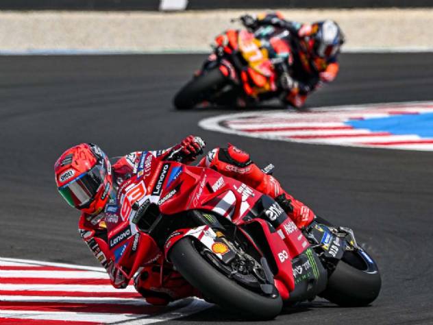 Motocicleta de alta performance da MotoGP em plena curva no Circuito de Brno, na República Tcheca, durante uma corrida emocionante.
