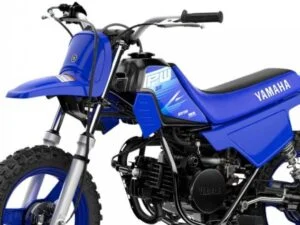 Yamaha PW50 2027, uma cinquentinha infantil com grafismos inspirados em motos de competição off-road da Yamaha, na cor azul, parada em um cenário externo, pronta para a aventura dos pequenos pilotos.