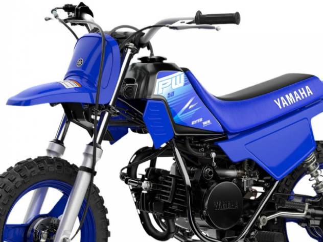 Yamaha PW50 2027, uma cinquentinha infantil com grafismos inspirados em motos de competição off-road da Yamaha, na cor azul, parada em um cenário externo, pronta para a aventura dos pequenos pilotos.