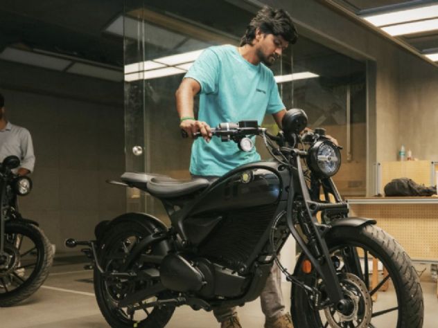Royal Enfield Flying Flea C6, a primeira motocicleta elétrica da marca indiana, em um ambiente moderno, simbolizando a transição da empresa para o futuro da mobilidade sustentável, mantendo seu design clássico.
