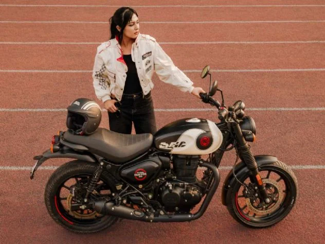 Royal Enfield Hunter 350 2027 em destaque, exibindo seu novo design e cores inspiradas no Brasil, com foco nos aprimoramentos estéticos e técnicos da motocicleta urbana.
