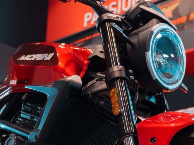 Moto Morini X-Cape 650 em estrada sinuosa, mostrando seu design aventureiro e robustez, com paisagem montanhosa ao fundo, ideal para mototurismo e viagens longas.