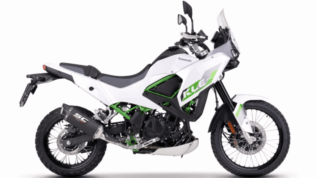 Ponteira de escape SC-Project em titânio e fibra de carbono instalada em uma motocicleta Kawasaki KLE500, destacando o design esportivo e acabamento de alta qualidade.