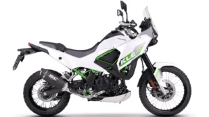 Ponteira de escape SC-Project em titânio e fibra de carbono instalada em uma motocicleta Kawasaki KLE500, destacando o design esportivo e acabamento de alta qualidade.