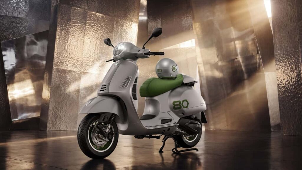 Vespa Edizione Ottantesimo, uma scooter clássica de edição limitada em celebração aos 80 anos da marca, exibindo design elegante e detalhes premium