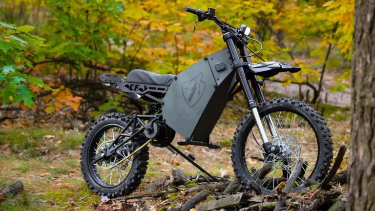 Uma motocicleta elétrica furtiva de cor escura, possivelmente um protótipo militar, em um cenário tático noturno, com baixa assinatura térmica e sonora, representando a avançada tecnologia de invisibilidade para operações especiais.