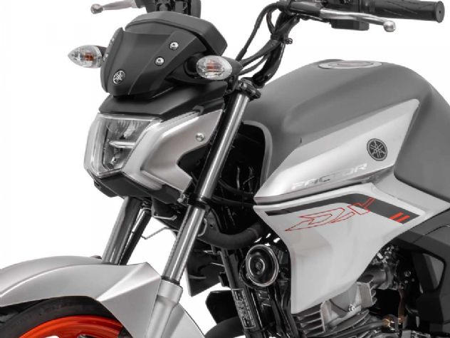 Linha de motocicletas Yamaha, com destaque para modelos urbanos e scooters conhecidos pela sua economia de combustível, como Factor 150, Fazer 150 e NMAX 160, exibidas em ambiente externo urbano, transmitindo agilidade e eficiência para o dia a dia.