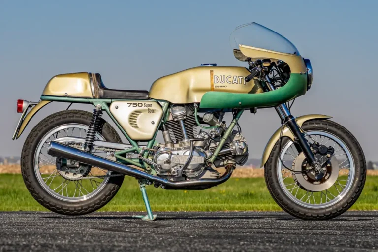 Ducati 750 SS Green Frame de 1974 em exposição, destacando seu chassi verde oliva e design clássico de corrida.