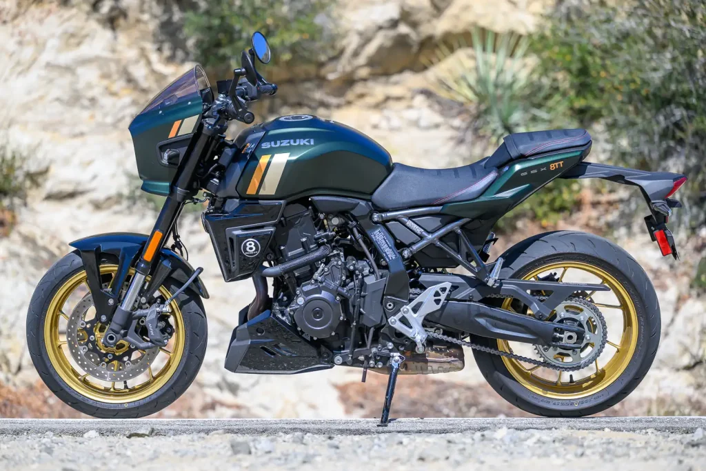 Suzuki GSX-8TT 2026 em destaque, exibindo seu design retrô e detalhes esportivos que combinam modernidade e nostalgia.