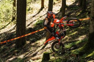 KTM EXC 6DAYS 2027 em destaque com grafismos inspirados em Portugal e detalhes de alta performance, pronta para o International Six Days Enduro.