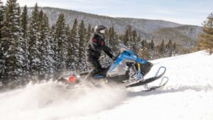 Veículo off-road Polaris em uma trilha natural, simbolizando o acesso e a aventura sustentável que a empresa busca proteger com suas iniciativas de conservação e parceria.