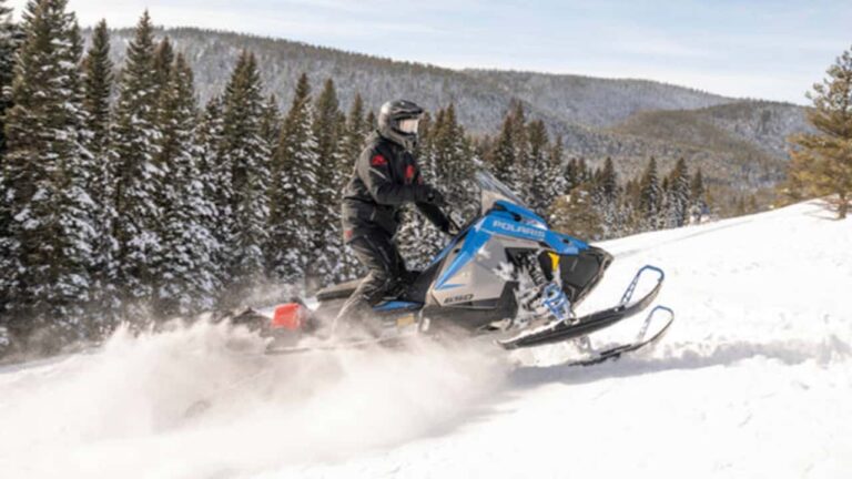 Veículo off-road Polaris em uma trilha natural, simbolizando o acesso e a aventura sustentável que a empresa busca proteger com suas iniciativas de conservação e parceria.
