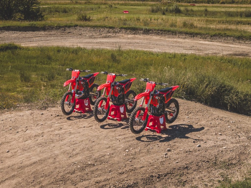 Motocicleta Beta RR X-Pro MY 2027 em ação numa trilha off-road, destacando seu design agressivo e sistema de suspensão aprimorado.
