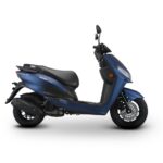 Scooter MYTOS EVO 125 em ambiente urbano, destacando seu design compacto e moderno, ideal para a mobilidade diária nas cidades.