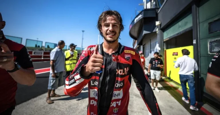 Nicolò Bulega na sua Ducati Panigale V4 S personalizada, celebrando a vitória na Race of Champions durante a World Ducati Week 2026 no circuito de Misano.