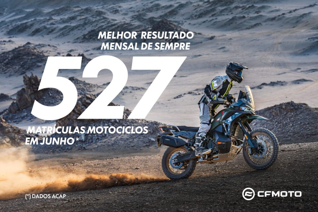 Uma motocicleta CFMOTO 800MT Touring em estrada sinuosa com paisagem montanhosa ao fundo, destacando a qualidade e aventura da marca.