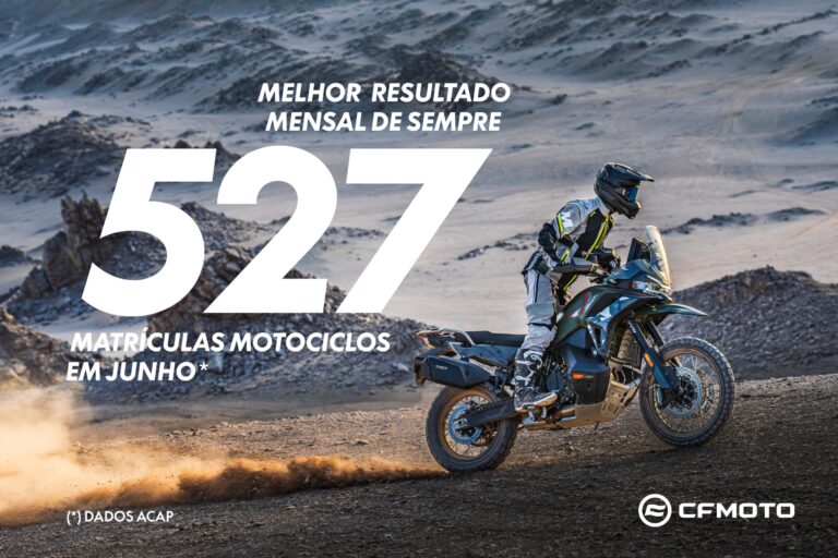 Uma motocicleta CFMOTO 800MT Touring em estrada sinuosa com paisagem montanhosa ao fundo, destacando a qualidade e aventura da marca.