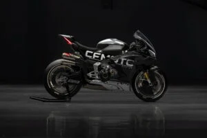 Motocicleta CFMoto moderna equipada com sistema de freios Brembo de alta performance, destacando a pinça de freio e o disco.