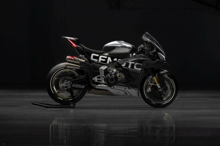 Motocicleta CFMoto moderna equipada com sistema de freios Brembo de alta performance, destacando a pinça de freio e o disco.
