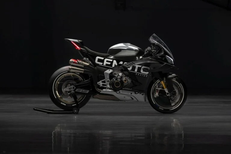 Motocicleta CFMoto moderna equipada com sistema de freios Brembo de alta performance, destacando a pinça de freio e o disco.
