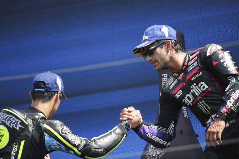 Jorge Martin e Ai Ogura, futuros pilotos da Yamaha MotoGP, posam ao lado de uma motocicleta YZR-M1, simbolizando a nova era da equipe japonesa no campeonato mundial de 2027.