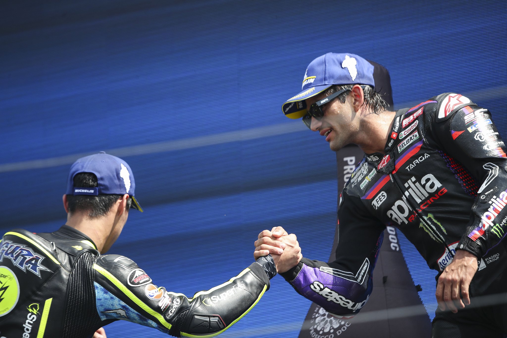 Jorge Martin e Ai Ogura, futuros pilotos da Yamaha MotoGP, posam ao lado de uma motocicleta YZR-M1, simbolizando a nova era da equipe japonesa no campeonato mundial de 2027.