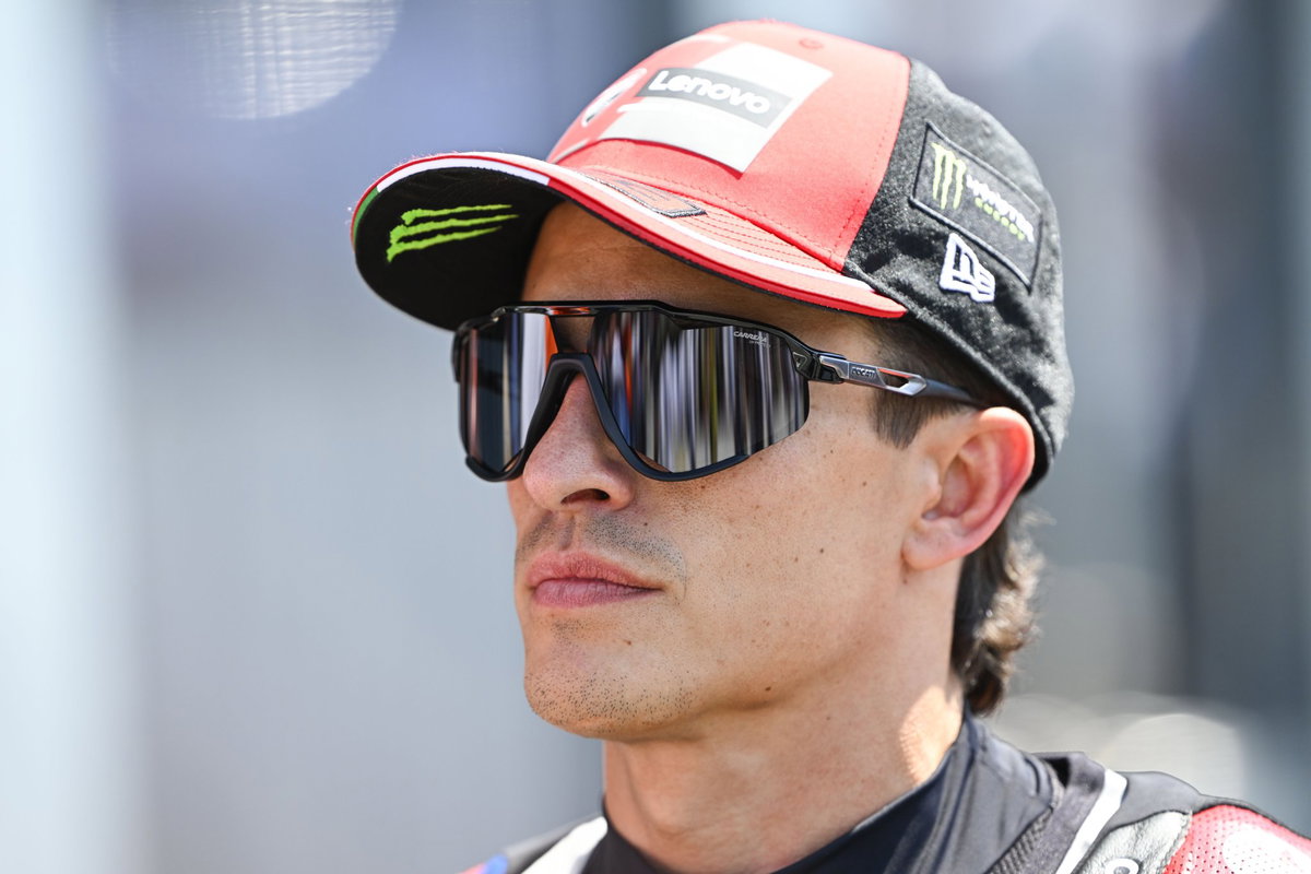 Marc Márquez pilotando sua moto de MotoGP, focando na determinação e velocidade que o levaram ao topo do esporte e influenciaram suas decisões pessoais, como a escolha de impostos na Espanha.