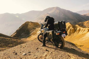 Motocicletas Royal Enfield Himalayan estacionadas em um acampamento base nas montanhas nevadas do Himalaia, em Ladakh, Índia, durante uma experiência de aventura off-road.