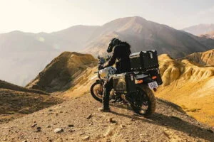 Motocicletas Royal Enfield Himalayan estacionadas em um acampamento base nas montanhas nevadas do Himalaia, em Ladakh, Índia, durante uma experiência de aventura off-road.