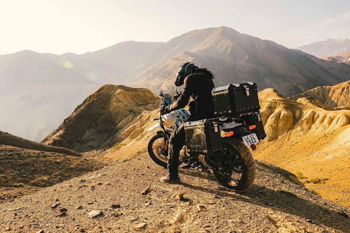 Motocicletas Royal Enfield Himalayan estacionadas em um acampamento base nas montanhas nevadas do Himalaia, em Ladakh, Índia, durante uma experiência de aventura off-road.